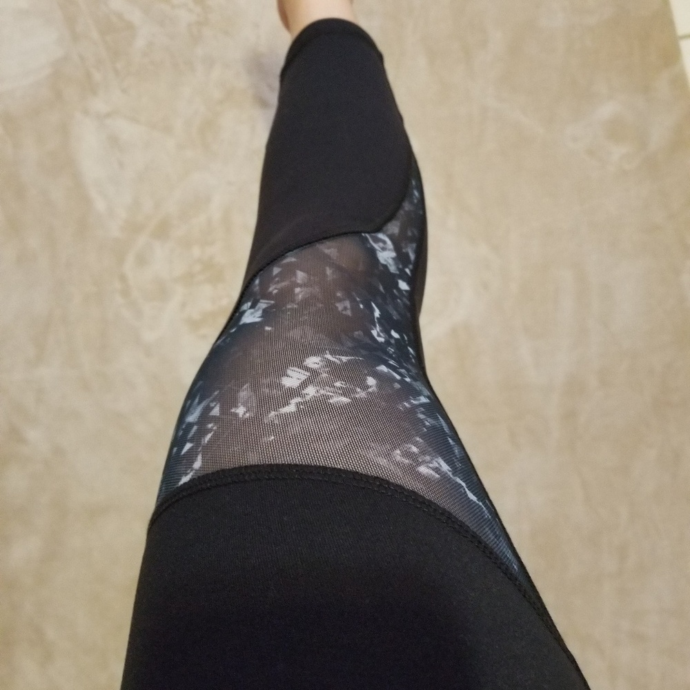 🧘‍♀️Mesh Inset High-Waisted Active Capris🧘‍♀️ - Picture 4 of 7